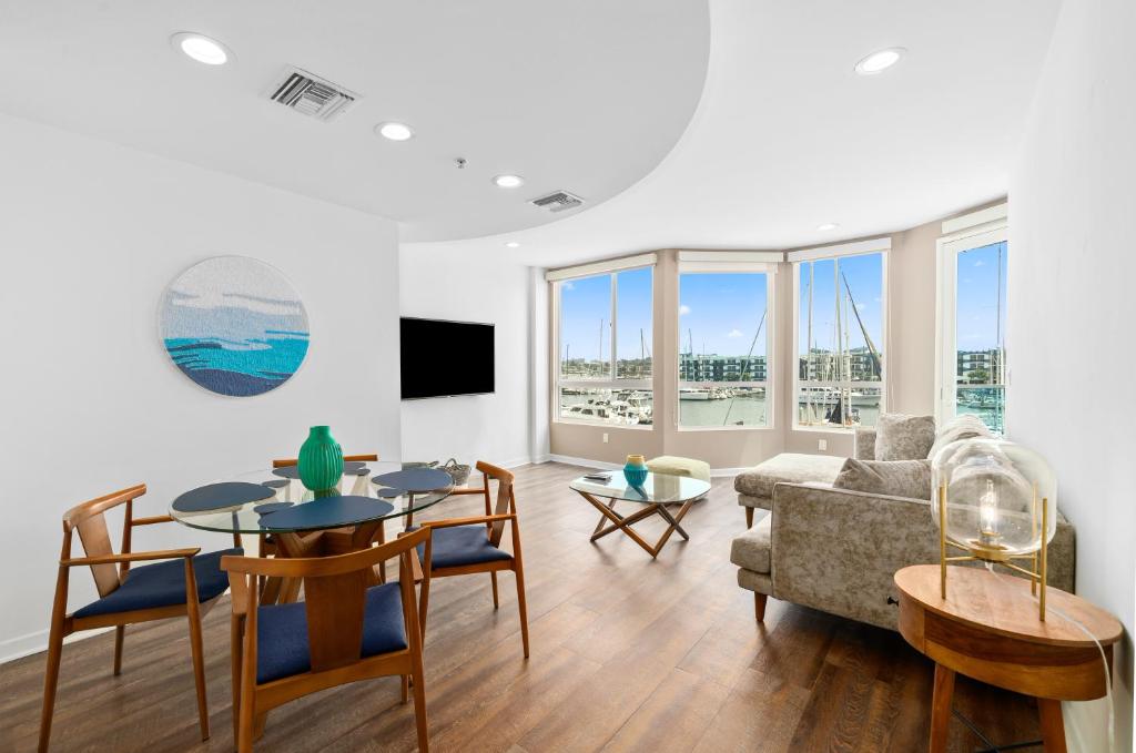 Water Front Marina View 2 Bed 2 Bath/ Venice Beach/ PKG+POOL+GYM